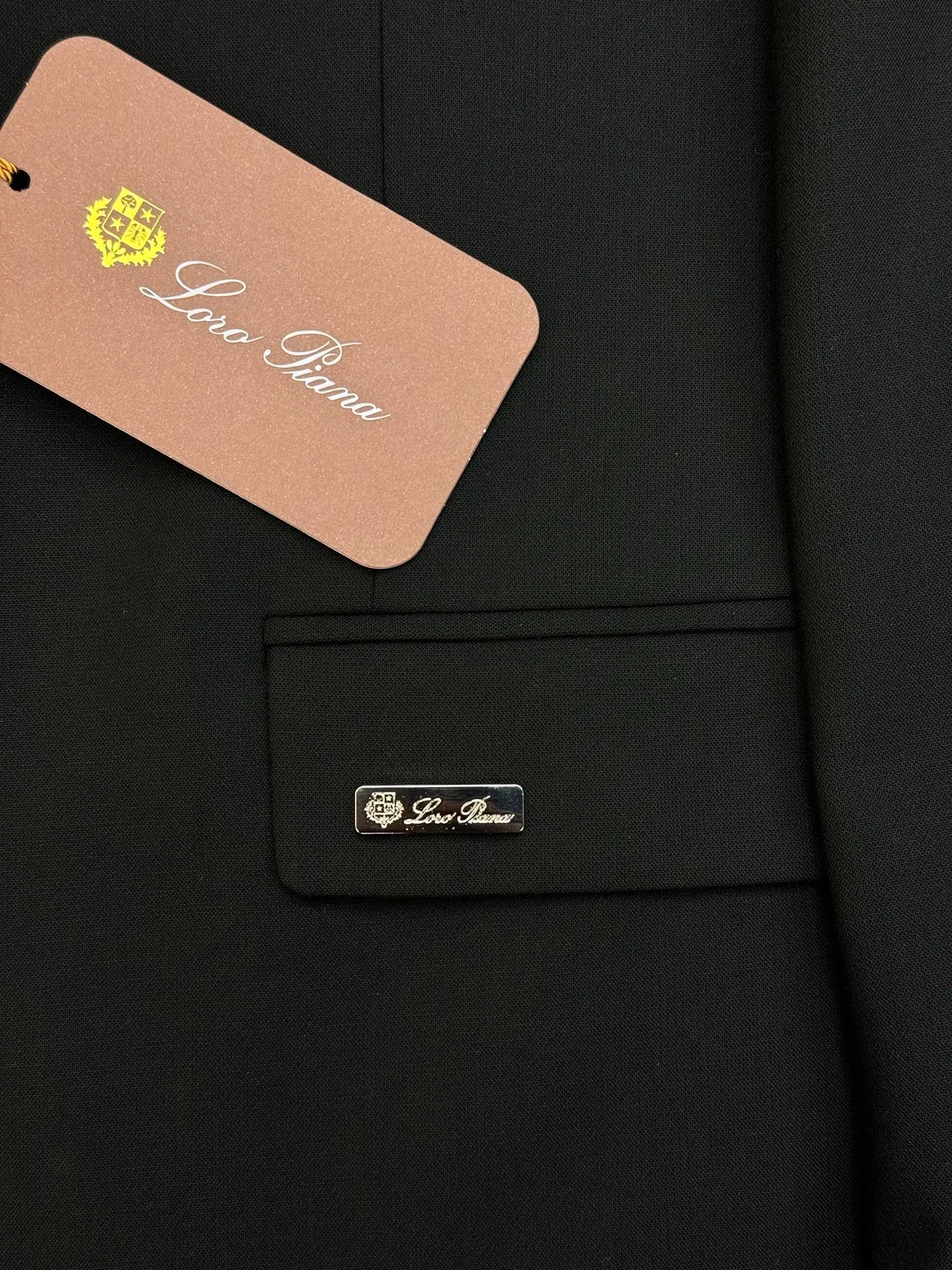 A set of ⚜️Loro Piana colored textile light luxury new suit 🤵Order from a foreign trade company! Known as the LP of fabric ceilings, this colored woven suit perfectly interprets Italian low-key luxury. We select custom-made color-spun high-count fabrics, with a matte and delicate texture, and a soft drape. It is wrinkle-resistant and not easy to deform, and it still looks smooth and neat after long periods of commuting and sitting. The classic two-piece suit style has a notch shape, which moderately cinches the waist without restricting it, modifies the lines of the shoulders and neck, and neatly shows off the body shape. The exclusive metal embossed LP nameplate on the chest pocket and custom-engraved buttons on the body are details that hide brand recognition. Matching nine-point turn-down trousers, with Series metal logo on the back waist and herringbone hemming on the inside; the waistband is equipped with a detachable brand badge hanging, and the elasticity adjustment design accommodates various waist sizes. Black/Navy Blue are available in two colors: pure black is calm and atmospheric, while Navy Blue is restrained and noble. There is no need to deliberately show off, the upper body has the relaxed aura of an Italian gentleman, and it is suitable for business meetings, dinner outings, and daily wear. Sizes: M-3XL slim fit ❗️ (L is recommended for 175/140 pounds)